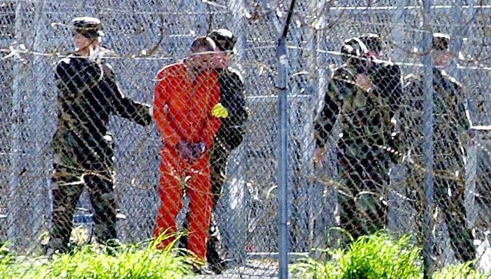 بدعوى محاولة إغلاقه.. أمريكا تفرج عن 6 يمنيين من معتقلي “جوانتانامو”