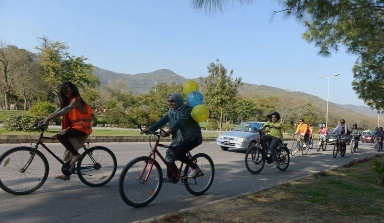بعد دعوته للمشي.. السيسي للسيدات” تقدري توصلي شغلك بالعجلة”