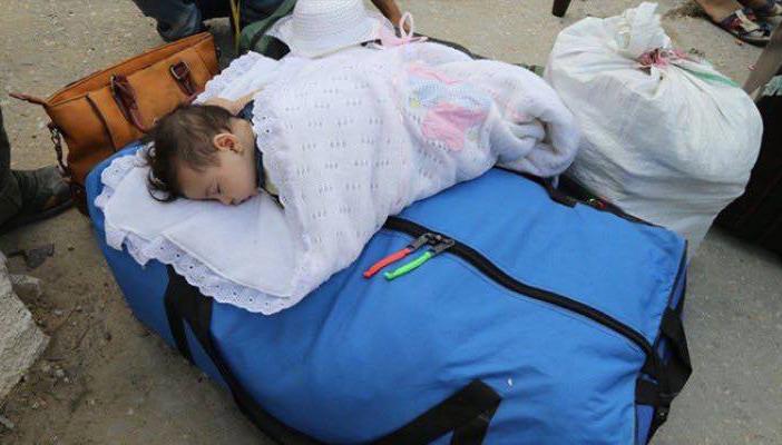 بالصور .. معاناة المسافرين من الرضع للشيوخ على معبر رفح