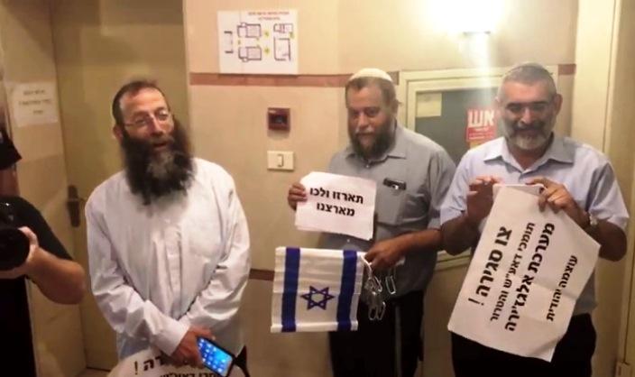 بالفيديو.. «مستوطنون» يتظاهرون أمام مكتب «الجزيرة» بالقدس لإغلاقه