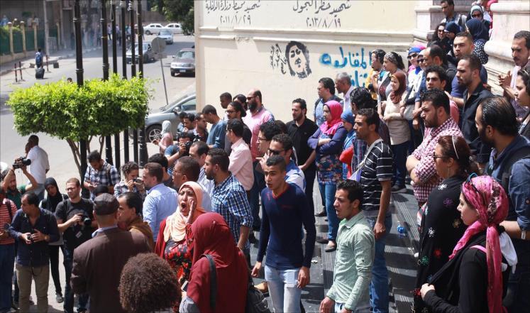 اعتقالات أمام «الصحفيين» بعد تظاهرات رافضة للتنازل عن «تيران وصنافير»