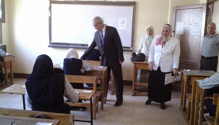 طالبة تحاول الانتحار وآخرون يمزقون ورق الإجابة بسبب “الفيزياء” بأسيوط