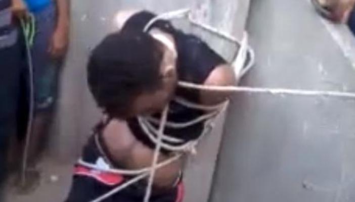 بالفيديو.. فلاح يشنق شابًا قتل أخيه أمام الأهالي في البحيرة