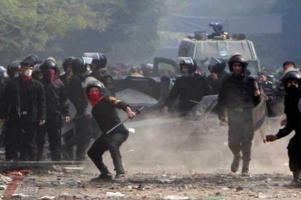 الأمن يتقدم حتى كوبرى قصر النيل والمتظاهرين يطلقون الشماريخ