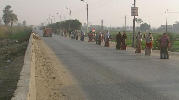 سلسلة بشرية بالميمون ببنى سويف رفضا لتنصيب السيسى