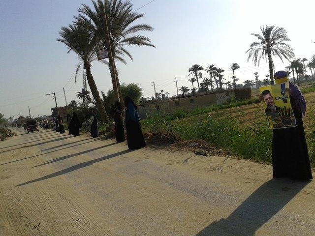 سلسلة بشرية بـ”هريت” بالفيوم رفضا لتنصيب السيسى