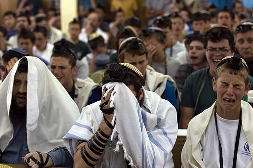 بالصور|بكاء حاد من اليهود بسبب فشل الصهاينة إعادة المخطوفين