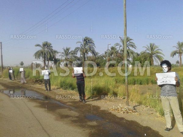 سلسلة بشرية بـ”قنا” رفضًا للانقلاب العسكري