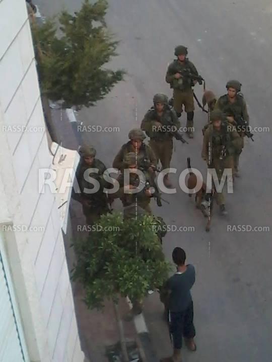 الاحتلال يستهدف عدة منازل بالصواريخ في مدينة الخليل