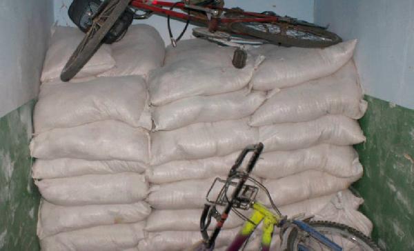 ضبط 55 جوال دقيق بحوزة موظف بمطاحن قنا