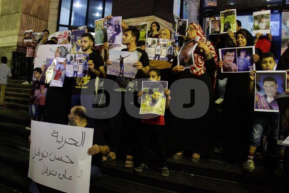 بالصور.. وقفة لأهالي معتقلي أحداث الأزبكية للمطالبة بالإفراج عنهم