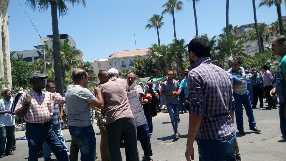 بالصور.. باعة جائلون يعتدون على متظاهري «القائد إبراهيم» بالإسكندرية