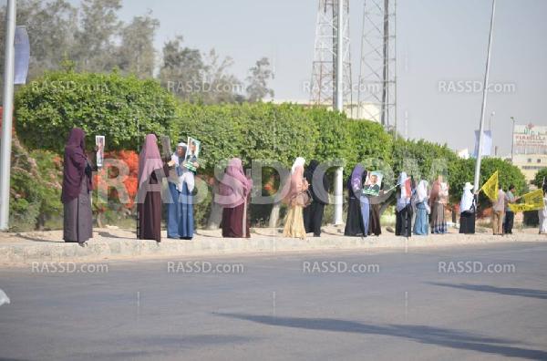 سلسلة بشرية منددة بالاعتداءات بحق معتقلي “برج العرب”