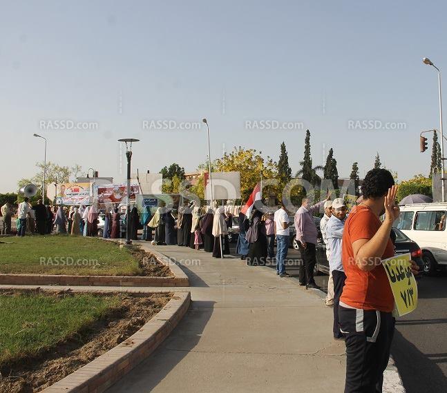سلسلة بشرية مناهضة للانقلاب في “العاشر من رمضان”