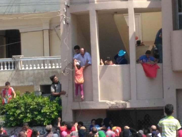 بالصور.. زحام شديد وتدافع في «معرض خيريّ» للملابس المستعملة بالشرقية