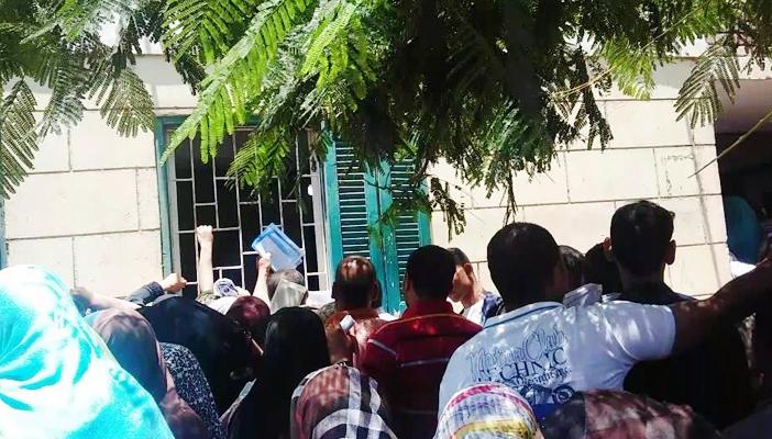 مشاجرات بين أولياء الأمور ببني سويف بسبب التدافع لتقديم أوراق أبنائهم