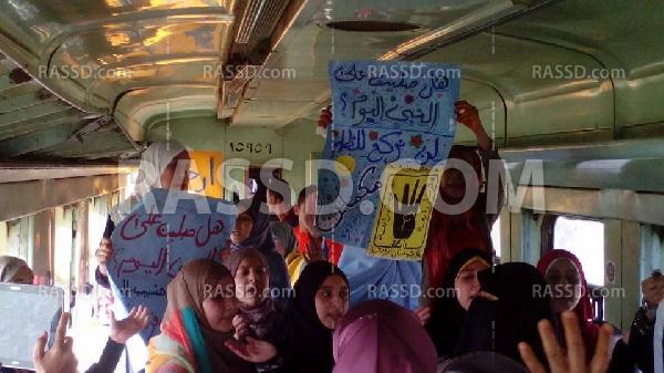 لافتات “هل صليت على النبي اليوم؟” تنتشر بوقفات “الشرقية”