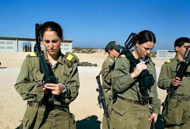 شرطية إسرائيلية تنشر صورها بالـ”مايوه” على الانترنت