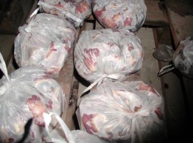 التموين تضبط كميات كبيرة من الدجاج البرازيلي المنتهي الصلاحية