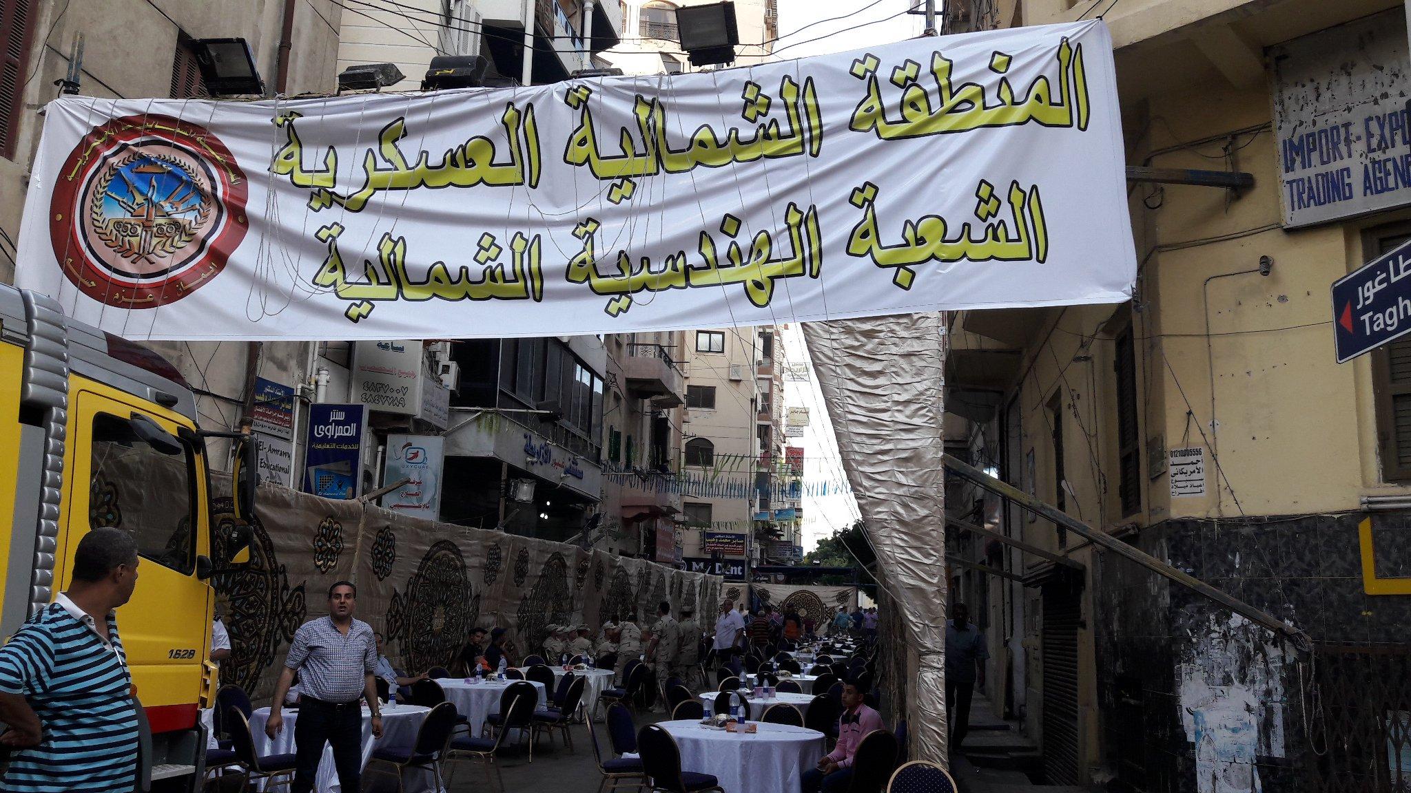 بالصور..القوات المسلحة تقيم إفطارا للأهالي احتفالا بهدم عقار الأزاريطة