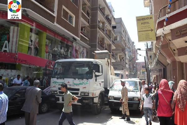 حملة لإزالة الاشغالات بأسيوط واعتقال صاحب محل حاول منعهم