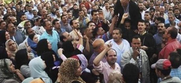 أطباء العلاج الطبيعي يحتجون أمام مجلس الوزراء