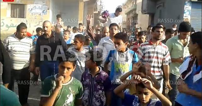 أهالي قرية بدمياط يستقبلون معتقلًا لحظة الإفراج عنه