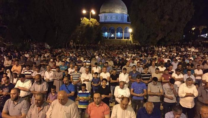 بالصور.. الآلاف يؤدون صلاة التراويح في المسجد الأقصى