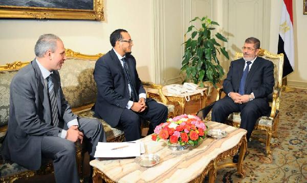 الرئيس يناقش القضاء على الأمية مع مستشار التنمية المجتمعية