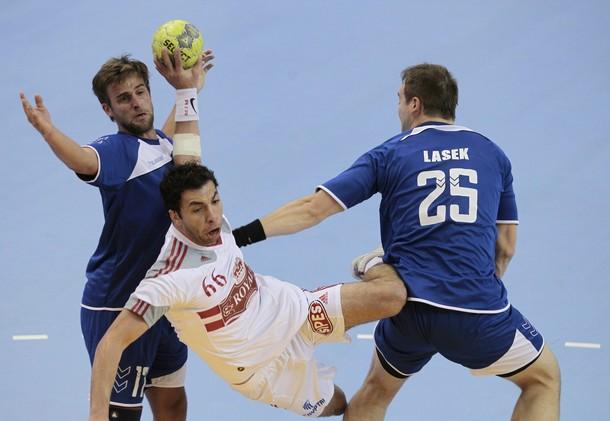 أحمد الاحمر يقترب من التجديد للقلعة البيضاء