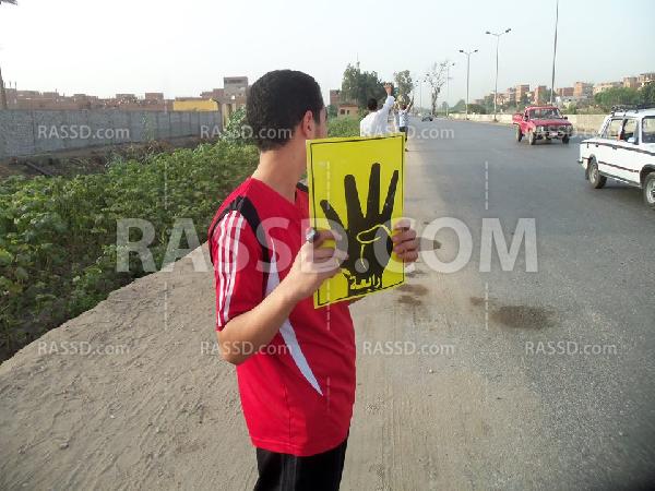 سلسلة بشرية لـ”شباب ضد الانقلاب” بـ”القليوبية”