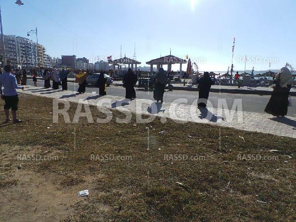 سلسلة بشرية علي شاطيء “روميل” في “مرسي مطروح”