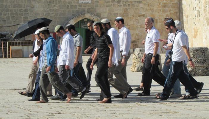 “هآرتس”: المستوطنون يحرقون 17 مسجدا وكنيسة دون محاكمة