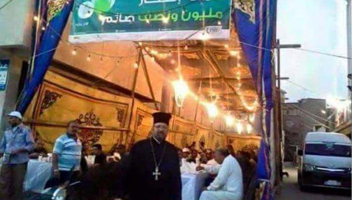 موائد للرحمن وشباب يوزعون مياه للصائمين.. دعاية كنسية قبل الانتخابات