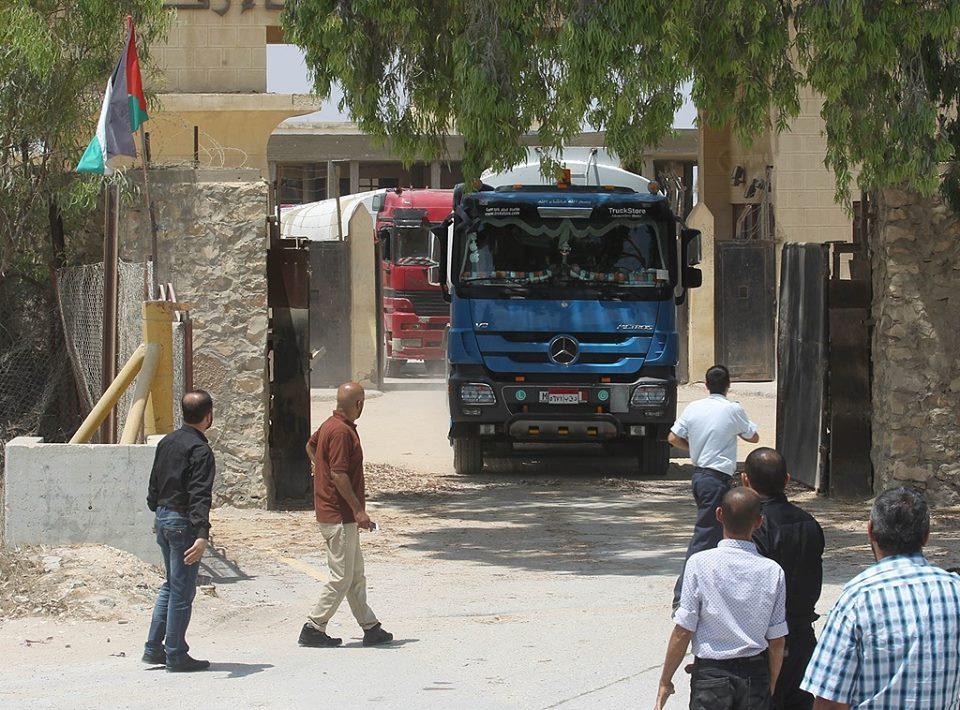 بالصور.. مصر تسمح «رسميا» بإدخال الوقود الصناعي إلى غزة