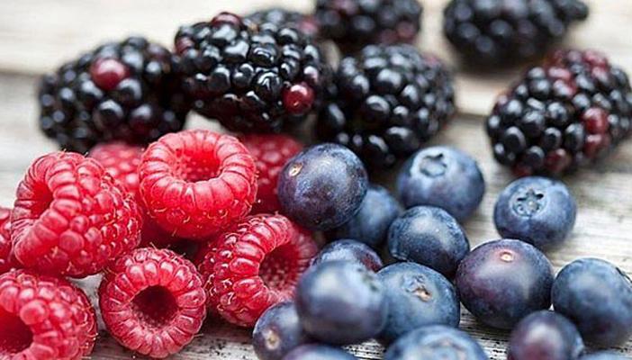 دراسة: العنب والتوت يحرقان الدهون الزائدة