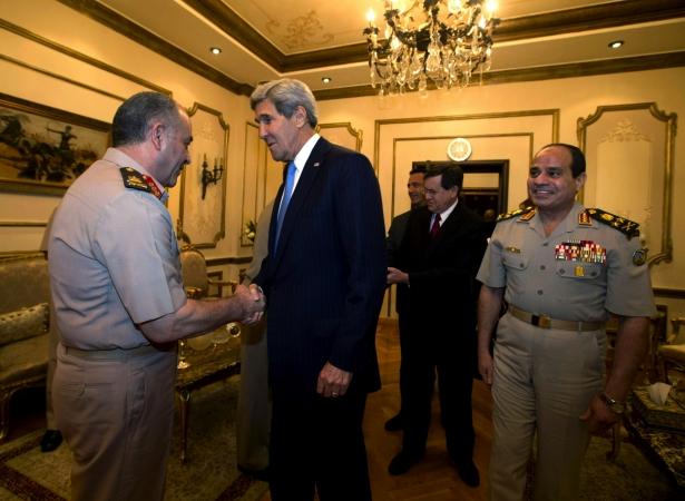 مؤتمر صحفي لكيري بعد ختم جولته القصيرة بالقاهرة