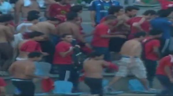 بالفيديو..التراس أهلاوي يغادر ملعب الدفاع الجوي بعد إقتحامة