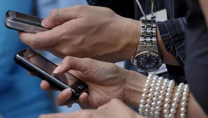 استخدام الهواتف الذكية يؤذي الأصابع