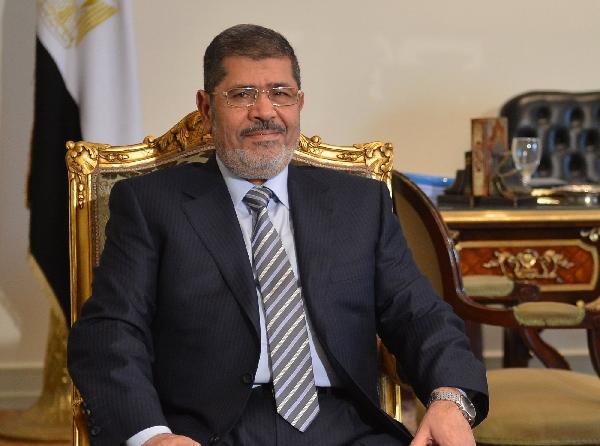 مرسي يناقش مع وزراء سبل توفير البنزين و المياه والكهرباء