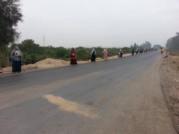 سلسلة بشرية بالنوبارية رفضًا لأحكام القضاء