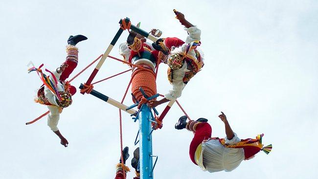 بالصور.. رقصات تتحدى الموت في المكسيك