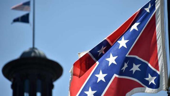 ولاية أميركية تدعو لإنزال العلم الكونفدرالي بعد استخدامه رمزا للكراهية