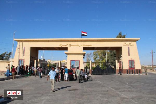 دخول 19 سيارة اسعاف الى قطاع غزة عبر معبر رفح البري