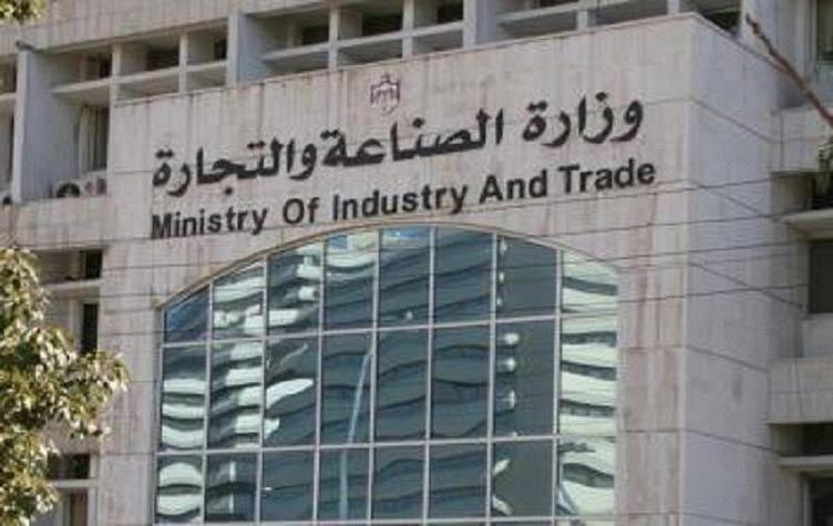 بسبب قانون الخدمة المدنية.. ضرب مسؤول كبير في وزارة الصناعة “بالجزم”