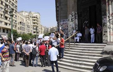 موظفو استئناف المنصورة يتظاهرون أمام دارالقضاء بعد فصلهم