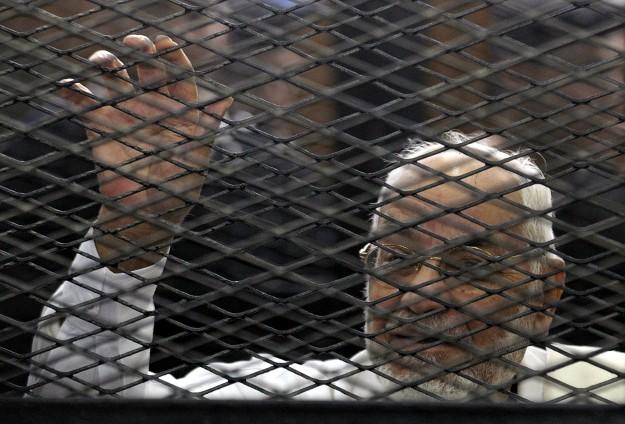 هيئة دفاع مهدي عاكف قلقة على حياته داخل السجن