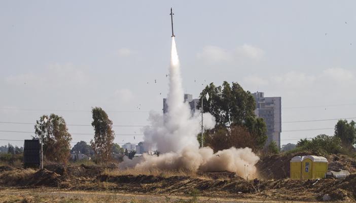 فجر اليوم ..قوات النظام السوري تقصف ريف القنيطرة بالبراميل المتفجرة