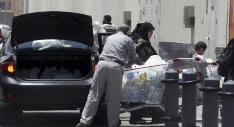 المصريون يخزنون احتياجاتهم تحسبا من أحداث 30 يونيو