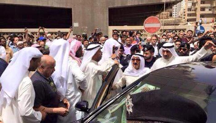 بالفيديو.. أمير الكويت يصل موقع انفجار مسجد “الإمام الصادق”